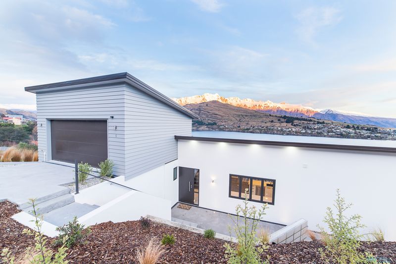 Front exterior view of 5 On The Hill luxury holiday home